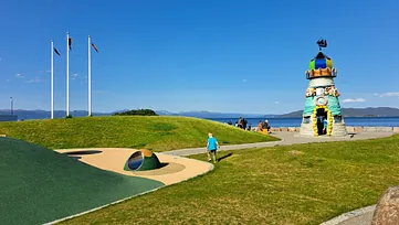 Innholdsrik lekeplass like utenfor hotellet