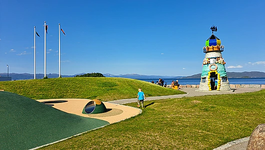 Innholdsrik lekeplass like utenfor hotellet